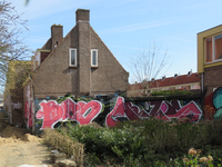 829708 Afbeelding van graffiti langs het kleine plantsoen bij de leegstaande panden Framboosstraat 1-5 te Utrecht.N.B. ...